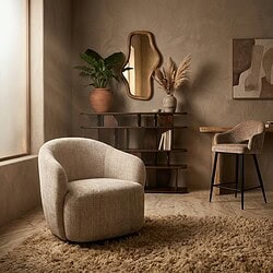 Comfortabele houten fauteuil in een gezellige woonkamer met natuurlijke decoratie en zachte verlichting, perfect voor ontspanning en stijlvol wonen.