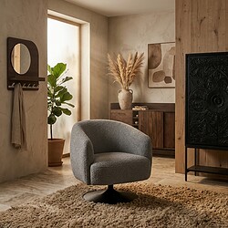 Moderne fauteuil met houten en stoffen elementen in een stijlvolle woonkamer.