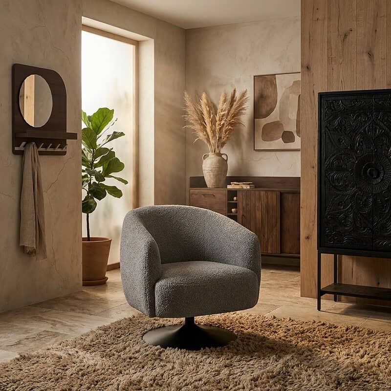 Moderne fauteuil met houten en stoffen elementen in een stijlvolle woonkamer.
