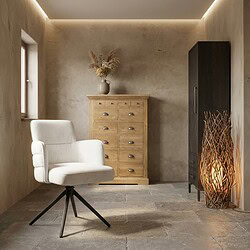 Moderne kamer met houten ladekast, witte fauteuil en decoratieve elementen, sfeervol verlicht. Perfect voor een stijlvolle en gezellige woonruimte.
