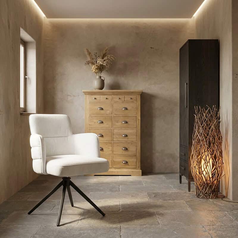 Moderne kamer met houten ladekast, witte fauteuil en decoratieve elementen, sfeervol verlicht. Perfect voor een stijlvolle en gezellige woonruimte.