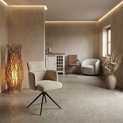 Een moderne woonkamer ingericht met Mokana meubelen, inclusief comfortabele stoelen en natuurlijke decoratie. Perfect voor een eigentijdse en gezellige woonruimte.