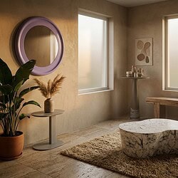 Modern woonkamer met natuurlijke tinten, grote ramen, een ronde spiegel, een plantenpot met groen blad, en een marmeren salontafel voor een stijlvolle en gezellige sfeer.