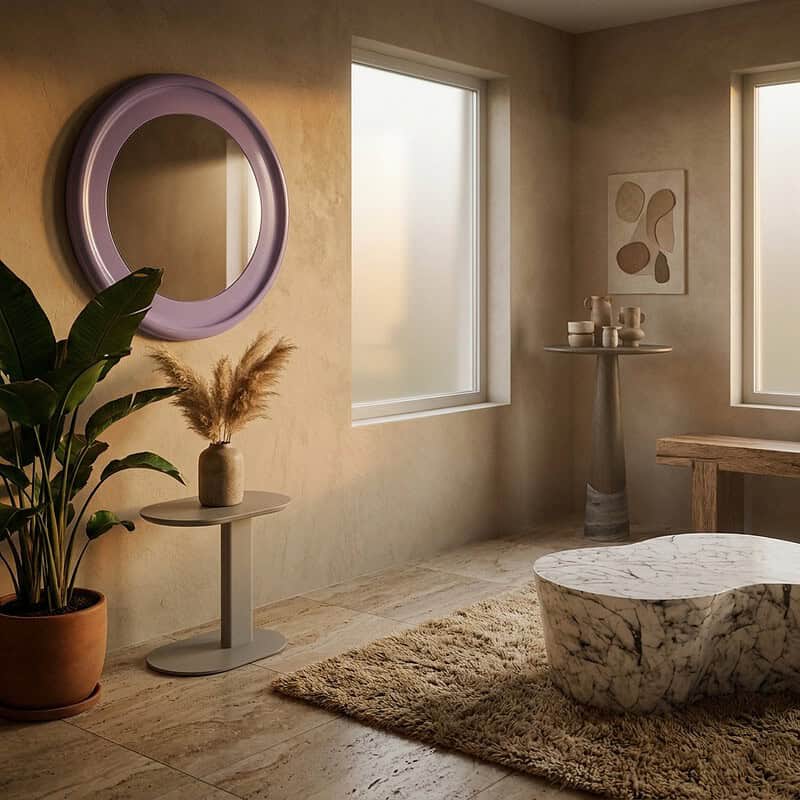 Modern woonkamer met natuurlijke tinten, grote ramen, een ronde spiegel, een plantenpot met groen blad, en een marmeren salontafel voor een stijlvolle en gezellige sfeer.
