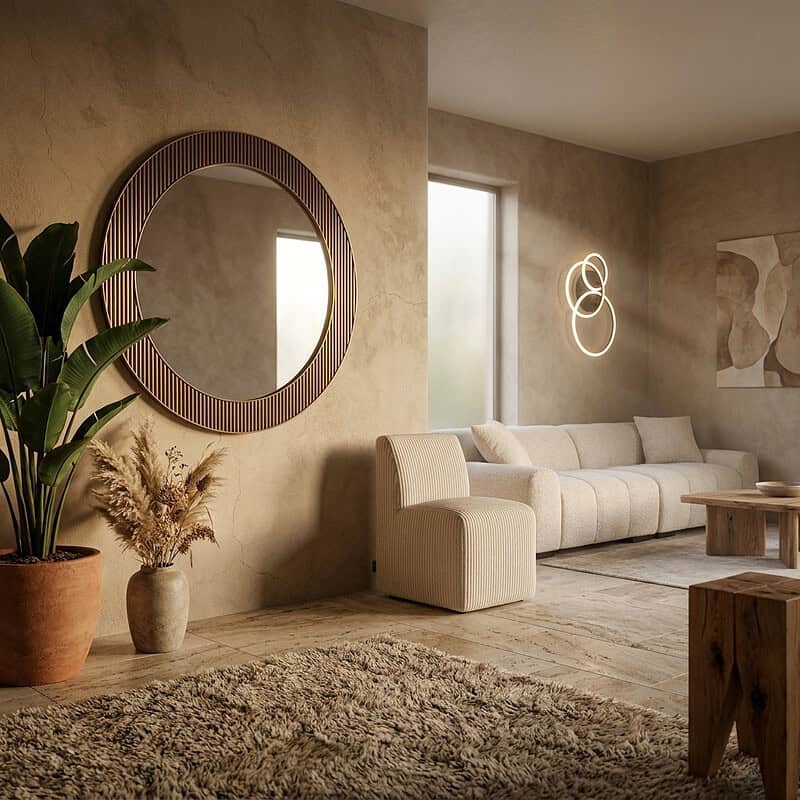 Moderne woonkamer met een grote witte bank, ronde spiegel en natuurlijke decoraties, perfect voor een stijlvolle en gezellige woonruimte.