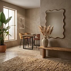 Een stijlvolle woonkamer met een houten tafel, comfortabele stoelen, grote planten en een decoratief spiegel, perfect voor een warme en uitnodigende sfeer.