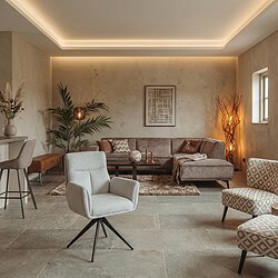 Moderne woonkamer met stijlvolle banken en fauteuils, warme verlichting en natuurlijke decoraties, perfect voor een gezellige en eigentijdse sfeer.