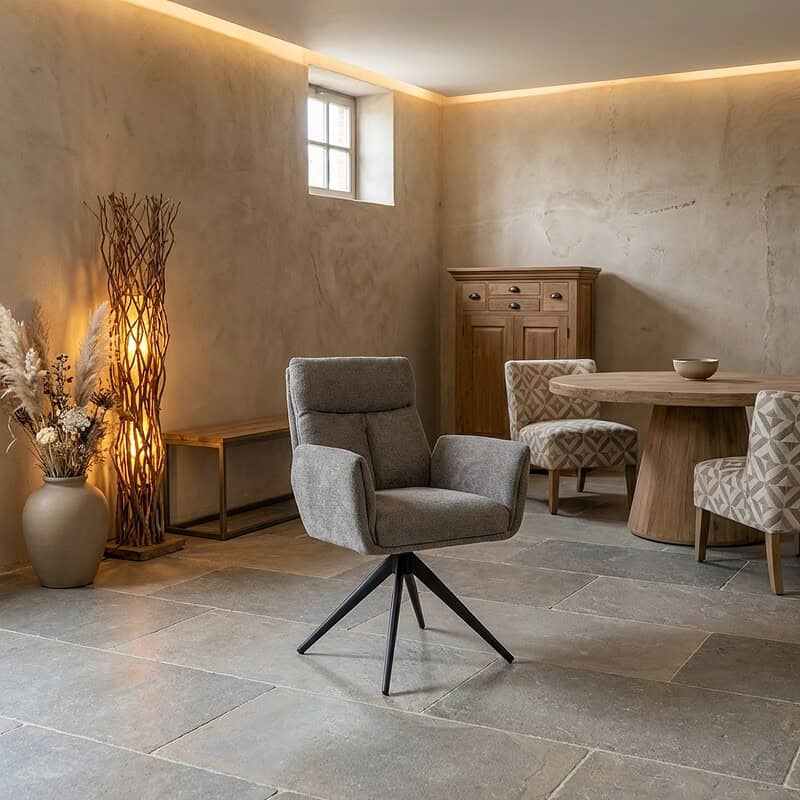 Moderne woonkamer met Mokana meubelen, comfortabele fauteuil en natuurlijke decoratie, rustieke sfeer, houten meubels en zachte verlichting.