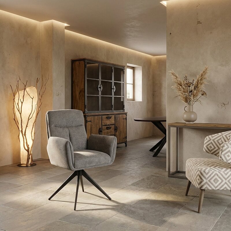 Een stijlvolle houten kast gecombineerd met een comfortabele, lichtgrijze fauteuil in een minimalistisch interieur. Perfect voor een gezellige en functionele woonruimte.