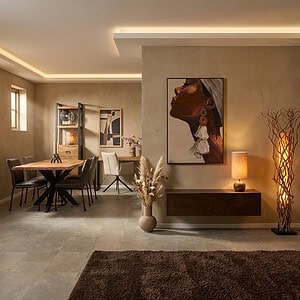 Zwevend tv meubel in bruin mangohout, 120 cm breed, perfect voor een moderne woonkamer. Elegant en functioneel design met ruimte voor media-apparatuur en decoratie.