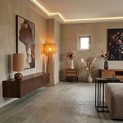 Zwevend tv meubel in bruin mangohout, 160 cm breed, modern design, perfect voor een eigentijdse woonkamer. Gemaakt van duurzaam mangohout, biedt stijl en functionaliteit.