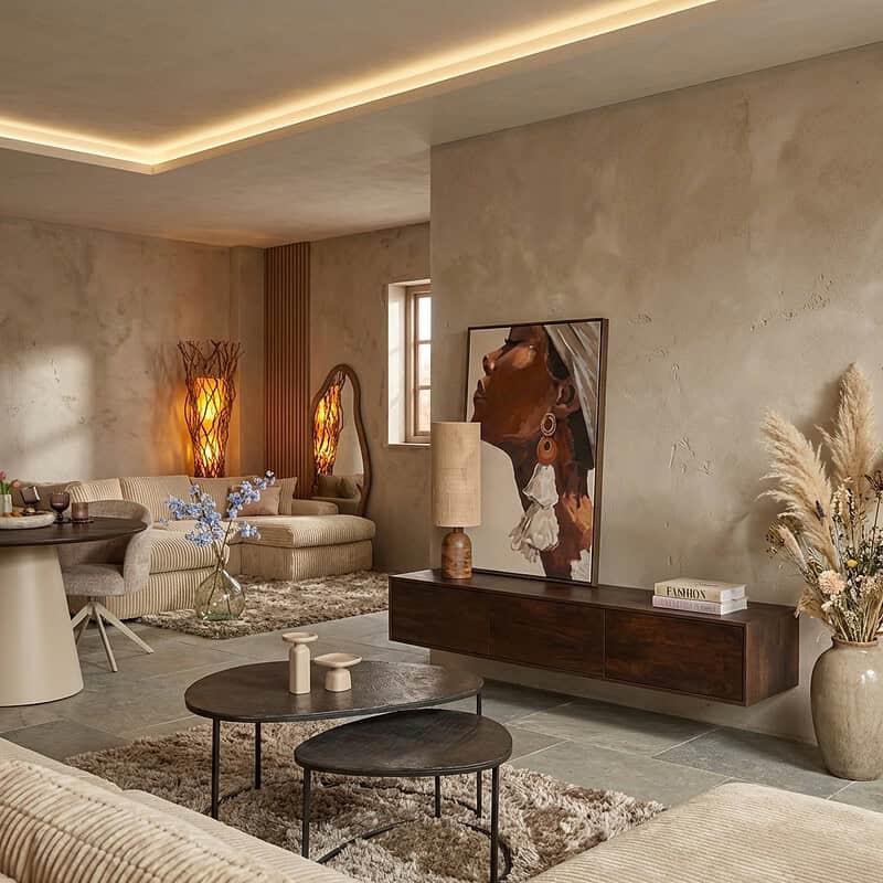 Modern zwevend tv meubel in bruin mangohout, 240 cm breed, voor een stijlvolle woonkamer.