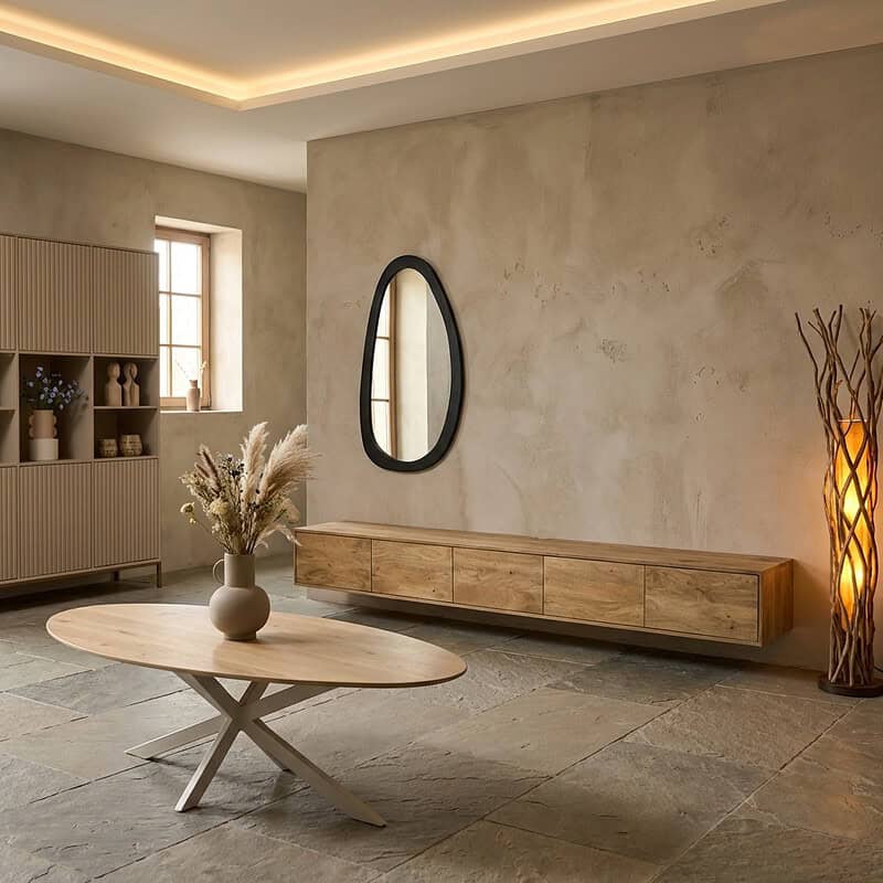 Modern zwevend tv meubel van mangohout met natuurlijke afwerking, 280 cm breed, in een minimalistisch interieur.