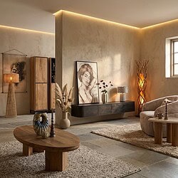 Modern zwart zwevend tv meubel van mangohout, 280 cm breed, perfect voor een eigentijdse woonkamer. Elegant design met opbergruimte en strakke lijnen voor een stijlvolle uitstraling.