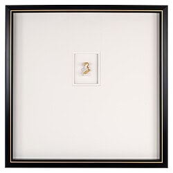 Moderne zwart-witte muurdecoratie met een klein, goudkleurig nummer 2 in een witte lijst, perfect voor strakke en stijlvolle interieuraccenten.