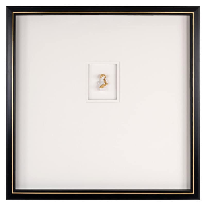 Moderne zwart-witte muurdecoratie met een klein, goudkleurig nummer 2 in een witte lijst, perfect voor strakke en stijlvolle interieuraccenten.
