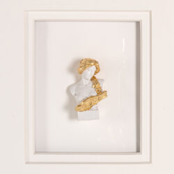 Moderne muurkunst Danni in zwart-wit met gouden details, perfect voor stijlvolle interieurdecoratie. Geschikt voor woonkamer of galerie, benadrukt artistieke sfeer.