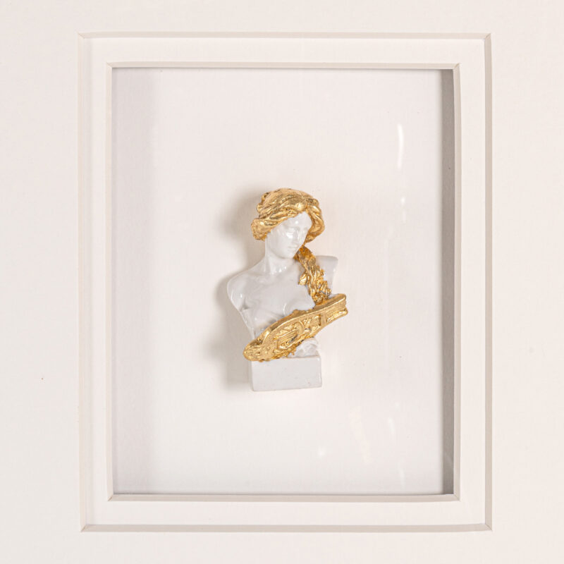 Moderne muurkunst Danni in zwart-wit met gouden details, perfect voor stijlvolle interieurdecoratie. Geschikt voor woonkamer of galerie, benadrukt artistieke sfeer.