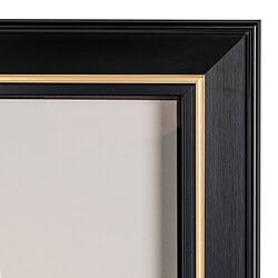 Close-up van zwart-wit muurkunstwerk met zwart frame en gouden details, perfect voor moderne interieurdecoratie.