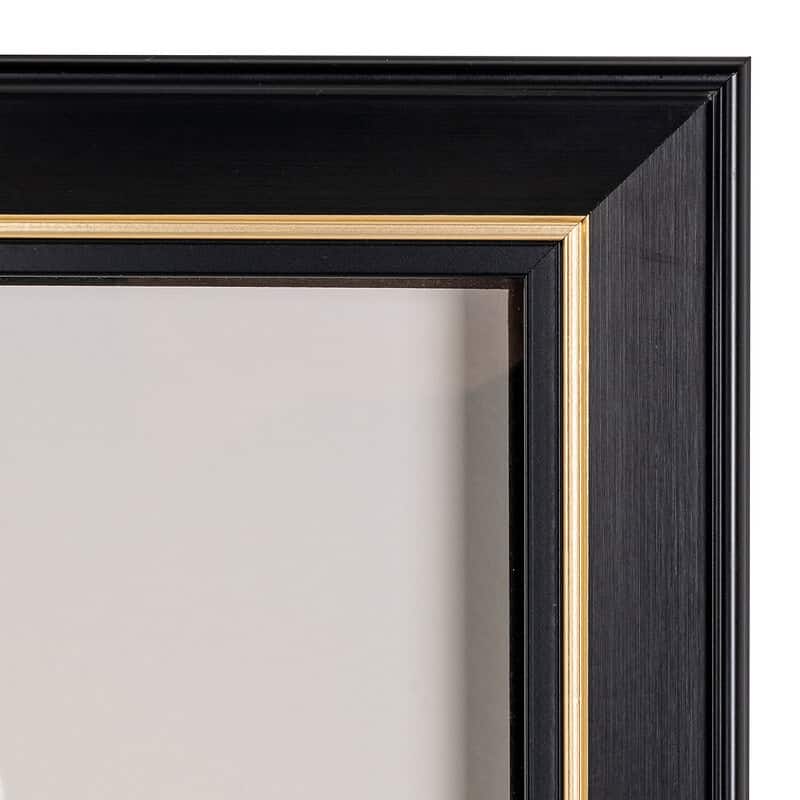 Close-up van zwart-wit muurkunstwerk met zwart frame en gouden details, perfect voor moderne interieurdecoratie.