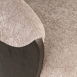 Luxe stoffen bank met houten pootjes, perfect voor moderne woonkamers. Gemaakt door Mokana Meubelen, combineert comfort en stijl voor een eigentijdse inrichting.