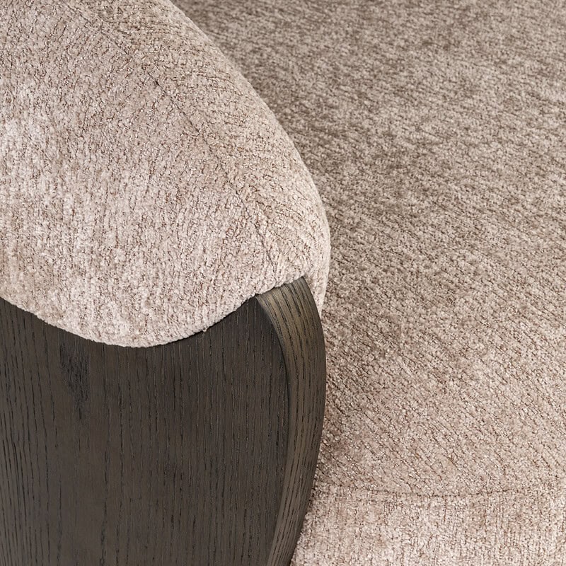 Luxe stoffen bank met houten pootjes, perfect voor moderne woonkamers. Gemaakt door Mokana Meubelen, combineert comfort en stijl voor een eigentijdse inrichting.