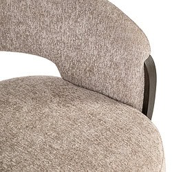 Comfortabele zitkamerstoel met beige stoffen bekleding en donker houten frame, perfect voor een moderne woonkamer.