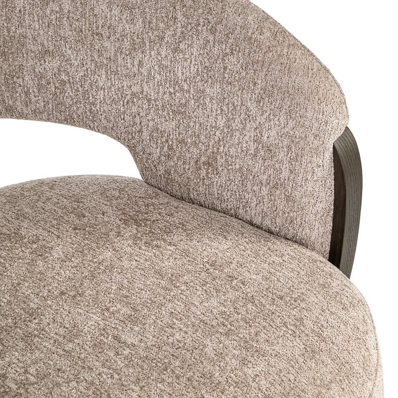 Comfortabele zitkamerstoel met beige stoffen bekleding en donker houten frame, perfect voor een moderne woonkamer.