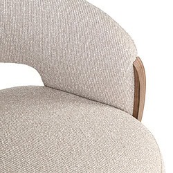 Comfortabele stoffen fauteuil met houten armleuningen, perfect voor een stijlvolle en gezellige woonkamer. Gemaakt van hoogwaardige materialen voor duurzaam gebruik.