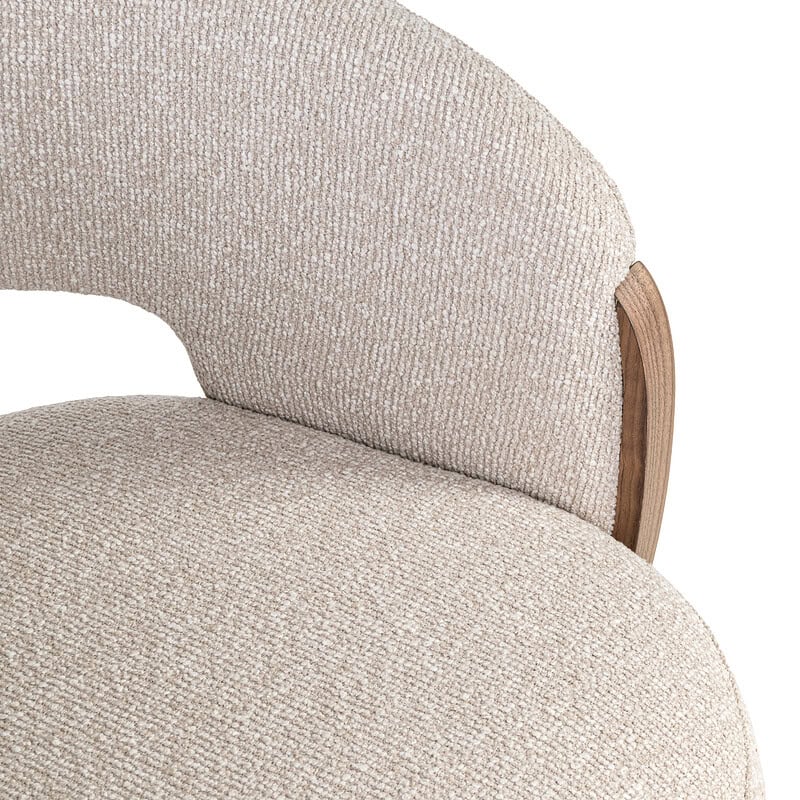 Comfortabele stoffen fauteuil met houten armleuningen, perfect voor een stijlvolle en gezellige woonkamer. Gemaakt van hoogwaardige materialen voor duurzaam gebruik.