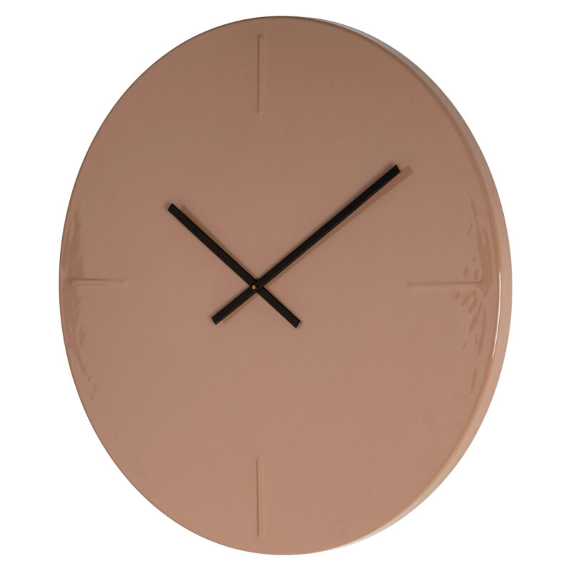Wandklok Elles mocha mousse in modern interieur aan lichte muur