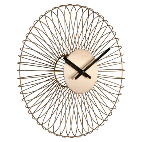 Detail van handgemaakte gouden klok Wirle met elegant wijzerplaat ontwerp