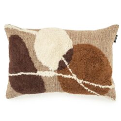 Decoratief kussen met abstracte bladerenprint in aardetinten, perfect voor een gezellige woonkamer of slaapkamer. Gemaakt van zachte, duurzame materialen voor comfort en stijl.
