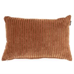 Decoratief kussen met oranje en goudkleurige strepen, perfect voor een gezellige woonkamer of slaapkamer. Gemaakt van zachte, duurzame stof voor comfort en stijl.
