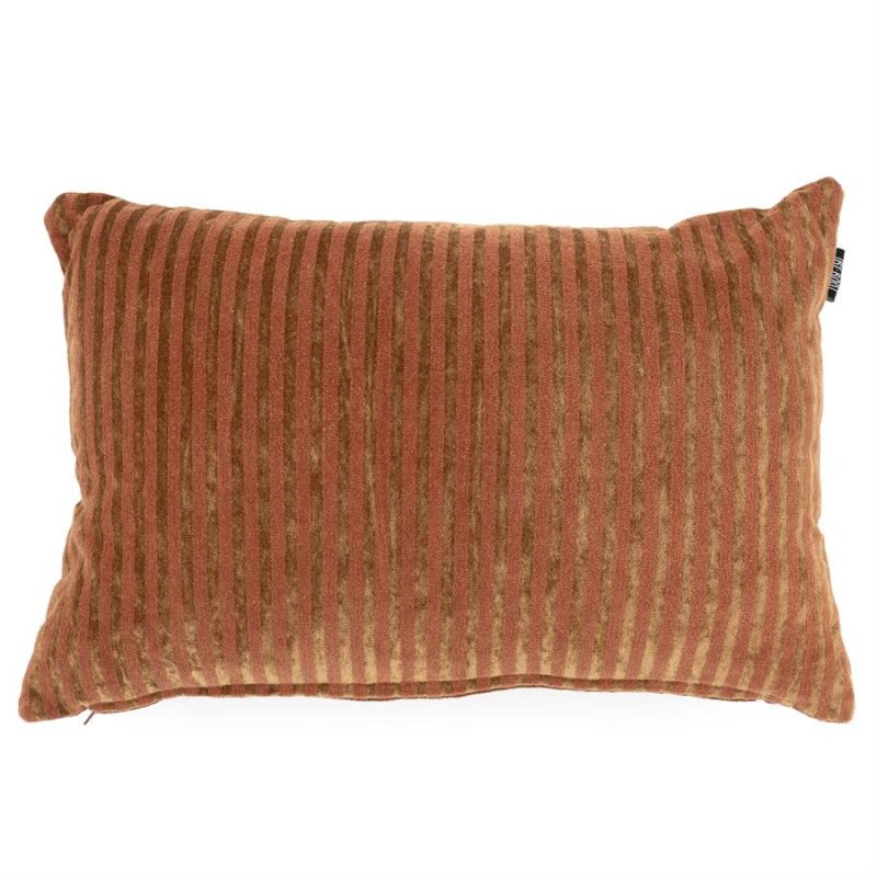 Decoratief kussen met oranje en goudkleurige strepen, perfect voor een gezellige woonkamer of slaapkamer. Gemaakt van zachte, duurzame stof voor comfort en stijl.