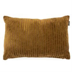 Luxe gouden gestreept kussen op fluwelen stof, perfect voor moderne en stijlvolle interieurdecoratie. Ideaal voor bank, bed of fauteuil, voegt warmte en elegantie toe aan elke ruimte.