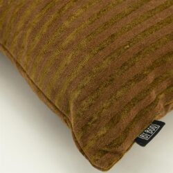 Luxe kussen met gouden strepen en zachte stof, perfect voor modern interieur. Gemaakt van hoogwaardige materialen voor comfort en stijl.