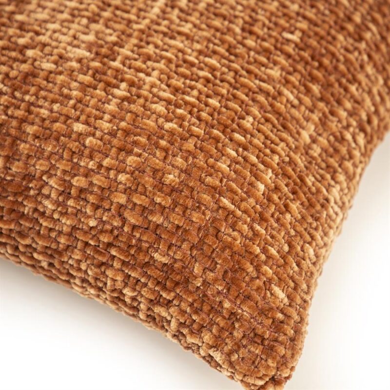 Close-up van een bruin, geweven kussen met een zachte textuur, perfect voor een gezellige woonkamer of slaapkamer.