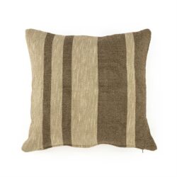 Decoratief kussen met strepen in beige en bruin, perfect voor een gezellige woonkamer of slaapkamer. Gemaakt van hoogwaardig textiel voor comfort en duurzaamheid.
