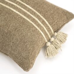 Decoratief kussen met strepen en franjes, perfect voor modern interieur. Gemaakt van hoogwaardige stoffen voor comfort en stijl.