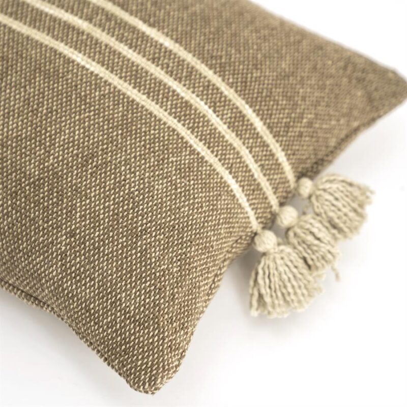 Decoratief kussen met strepen en franjes, perfect voor modern interieur. Gemaakt van hoogwaardige stoffen voor comfort en stijl.