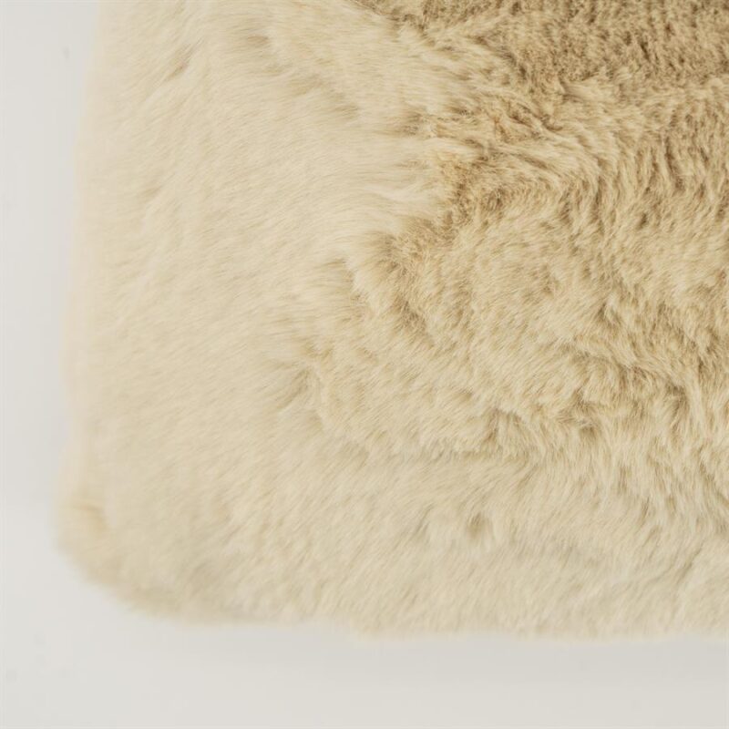 Zacht wollenkussen met luxe uitstraling, perfect voor een gezellige woonkamer of slaapkamer.