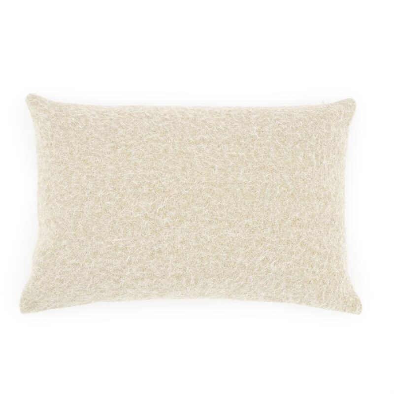Kussen van Mokana Meubelen, gemaakt van zachte, natuurlijke materialen, perfect voor een comfortabele en stijlvolle zithoek. Ideaal voor modern en landelijk interieur.