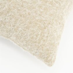 Close-up van een wollen vilt kussen met een zachte, textuurrijke afwerking, perfect voor interieurdecoratie en comfort.
