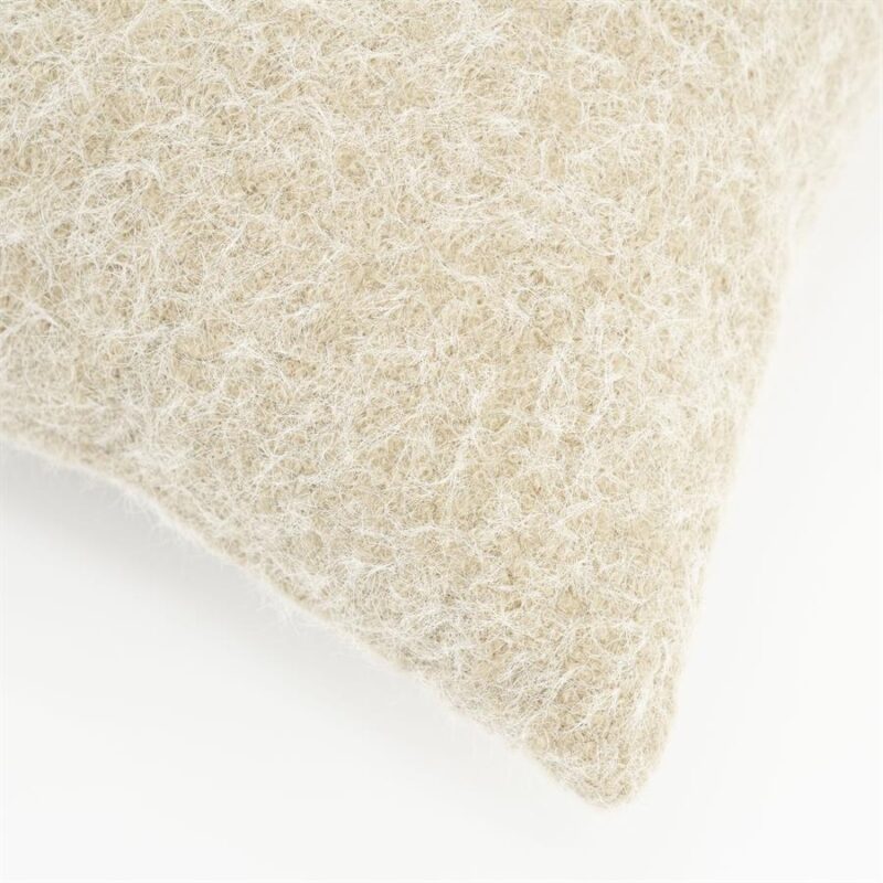 Close-up van een wollen vilt kussen met een zachte, textuurrijke afwerking, perfect voor interieurdecoratie en comfort.
