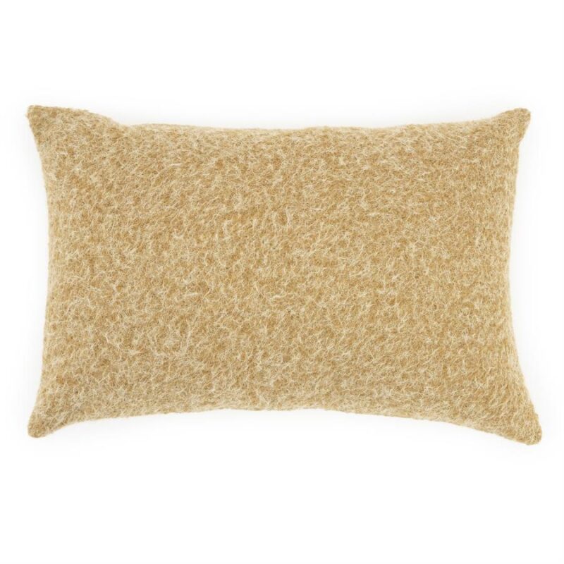 Lichtbruine wollen kussen voor een gezellige en warme uitstraling in huis, perfect voor woonkamer of slaapkamer.