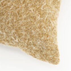 Zacht wollen kussen met natuurlijke textuur, perfect voor een gezellige woonkamer of slaapkamer.