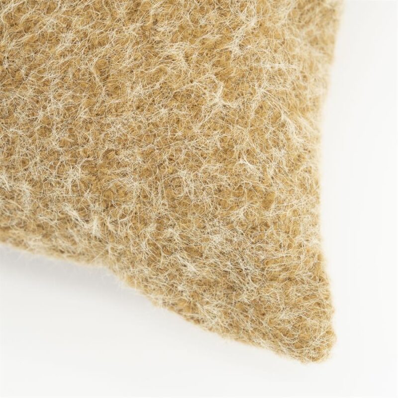 Zacht wollen kussen met natuurlijke textuur, perfect voor een gezellige woonkamer of slaapkamer.