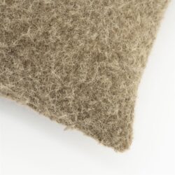 Zacht, wollig kussen van Mokana Meubelen, perfect voor een gezellige zithoek of slaapkamer. Hoogwaardige materialen zorgen voor comfort en duurzaamheid.