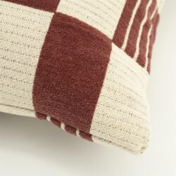 Detail van het twisted patroon op het burgundy rode katoenen sierkussen 45x45 cm